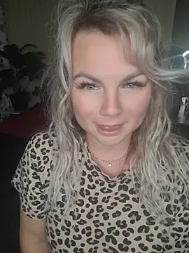 Snapshot of candy_queeen chatting on 24, 5, 2026 candy queeen online show from 24, 5, 2026