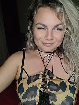 Snapshot of candy_queeen chatting on 7, 7, 2026 candy queeen online show from 7, 7, 2026