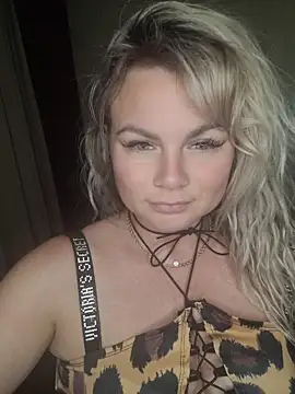 Snapshot of candy_queeen chatting on 9, 6, 2026 candy queeen online show from 9, 6, 2026