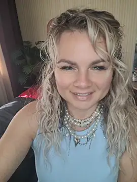 Snapshot of candy_queeen chatting on 4, 6, 2026 candy queeen online show from 4, 6, 2026