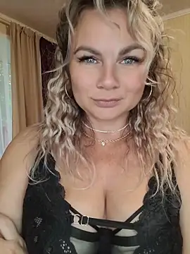 Snapshot of candy_queeen chatting on 2, 7, 2026 candy queeen online show from 2, 7, 2026