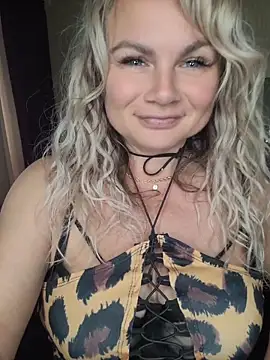 Snapshot of candy_queeen chatting on 3, 6, 2026 candy queeen online show from 3, 6, 2026