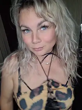 Snapshot of candy_queeen chatting on 8, 6, 2026 candy queeen online show from 8, 6, 2026