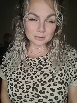 Snapshot of candy_queeen chatting on 2, 7, 2026 candy queeen online show from 2, 7, 2026