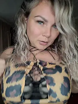Snapshot of candy_queeen chatting on 6, 6, 2026 candy queeen online show from 6, 6, 2026