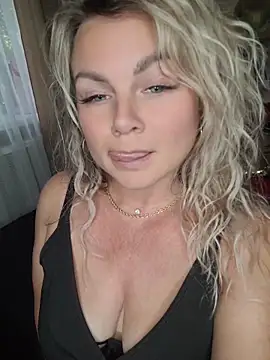 Snapshot of candy_queeen chatting on 18, 6, 2026 candy queeen online show from 18, 6, 2026