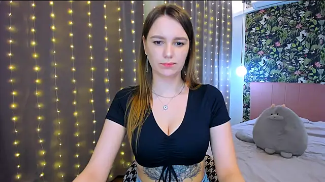 Snapshot of HeavenHere_ chatting on 24, 11, 2025 HeavenHere online show from 24, 11, 2025