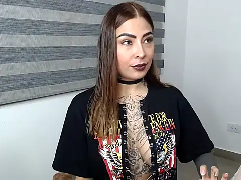 Snapshot of EmiliMontero chatting on 4, 11, 2025 EmiliMontero online show from 4, 11, 2025