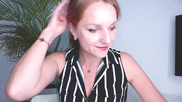 Snapshot of AliciaDesire chatting on 30, 9, 2025 AliciaDesire online show from 30, 9, 2025