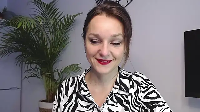 Snapshot of AliciaDesire chatting on 8, 1, 2025 AliciaDesire online show from 8, 1, 2025