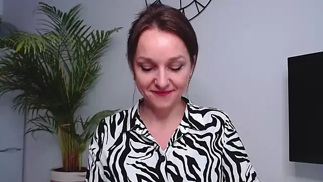 Snapshot of AliciaDesire chatting on 8, 1, 2025 AliciaDesire online show from 8, 1, 2025