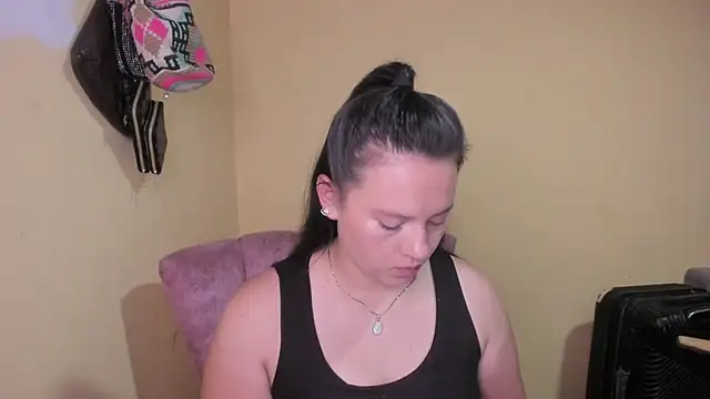 Snapshot of lauraguzman chatting on 22, 5, 2026 lauraguzman online show from 22, 5, 2026