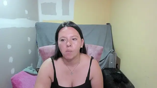 Snapshot of lauraguzman chatting on 13, 5, 2026 lauraguzman online show from 13, 5, 2026