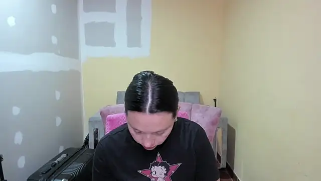 Snapshot of lauraguzman chatting on 8, 5, 2026 lauraguzman online show from 8, 5, 2026