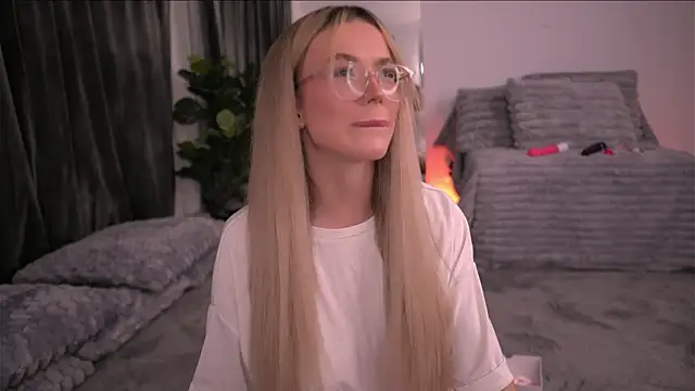 Snapshot of KylieJoyce chatting on 8, 11, 2025 KylieJoyce online show from 8, 11, 2025