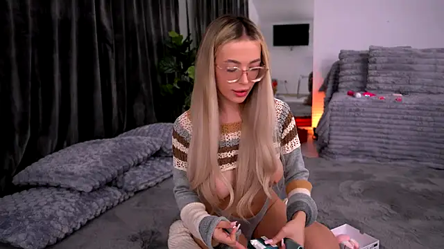 Snapshot of KylieJoyce chatting on 15, 10, 2025 KylieJoyce online show from 15, 10, 2025