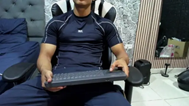 Snapshot of chriss_jones1 chatting on 15, 5, 2026 chriss jones1 online show from 15, 5, 2026