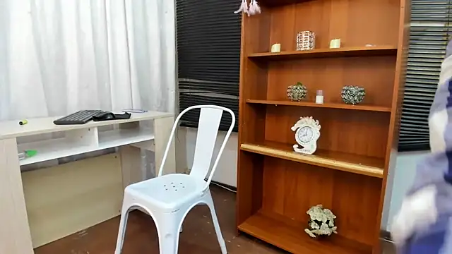 Emma Jnes online show from 3, 12, 2024