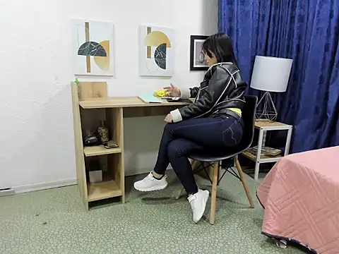 Emma Jnes online show from 6, 12, 2024