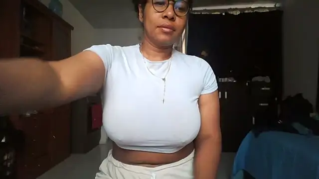 Snapshot of Ivon-09 chatting on 19, 10, 2025 Ivon-09 online show from 19, 10, 2025