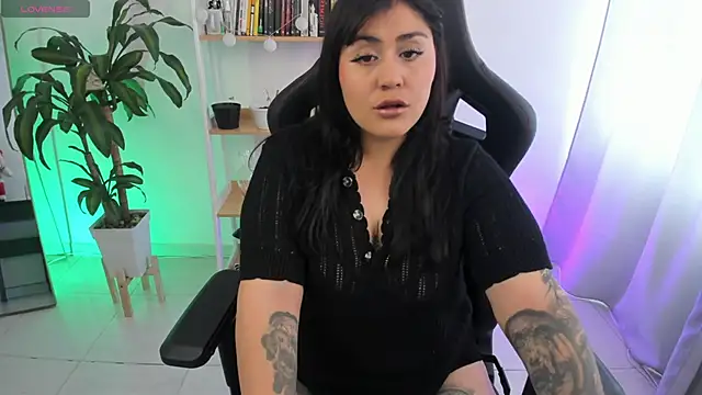 Snapshot of GretaX-X chatting on 24, 11, 2025 GretaX-X online show from 24, 11, 2025