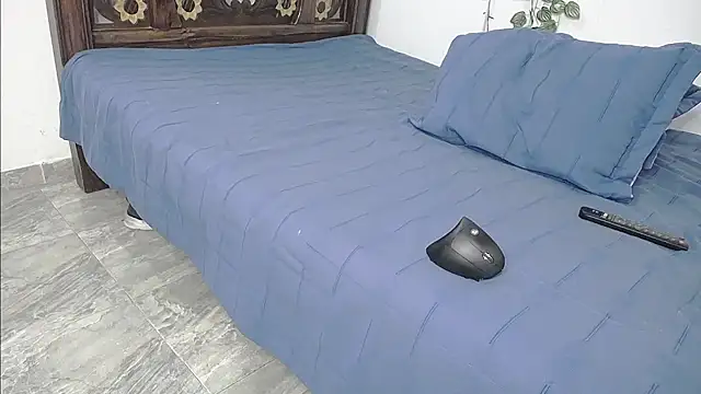 Snapshot of DominaLeona chatting on 4, 6, 2026 DominaLeona online show from 4, 6, 2026