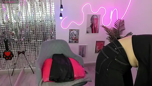 Lily Moonlight online show from 7, 2, 2026