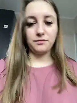 Snapshot of Strawberryyyyik chatting on 9, 12, 2024 Strawberryyyyik online show from 9, 12, 2024
