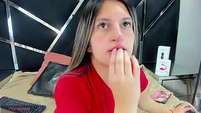 Snapshot of GiaRoussel chatting on 28, 10, 2025 GiaRoussel online show from 28, 10, 2025