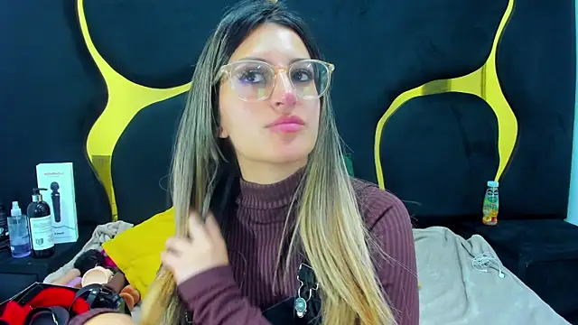 Snapshot of GiaRoussel chatting on 29, 11, 2025 GiaRoussel online show from 29, 11, 2025