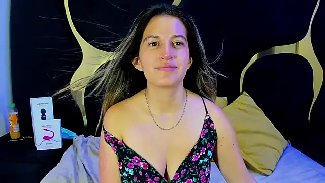 Snapshot of GiaRoussel chatting on 11, 11, 2025 GiaRoussel online show from 11, 11, 2025