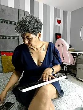 Snapshot of Julianewell chatting on 1, 12, 2025 Julianewell online show from 1, 12, 2025