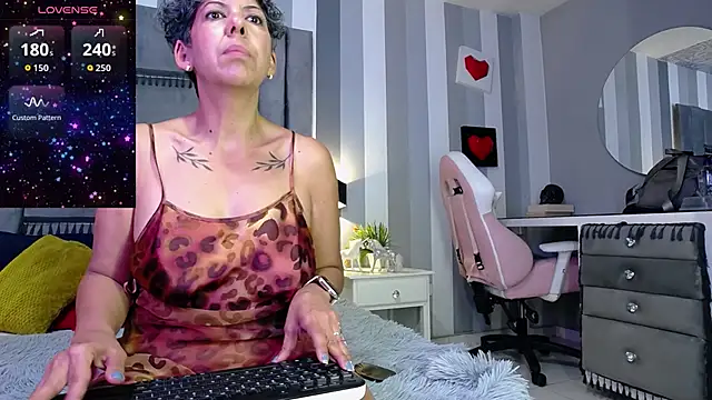 Julianewell online show from 4, 6, 2026