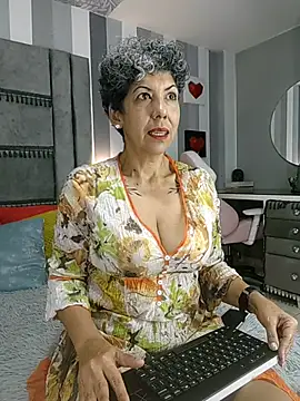 Snapshot of Julianewell chatting on 8, 11, 2025 Julianewell online show from 8, 11, 2025