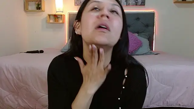 mia aira online show from 28, 11, 2025