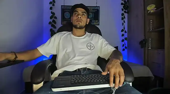 Snapshot of mikee_scooth chatting on 1, 3, 2025 mikee scooth online show from 1, 3, 2025