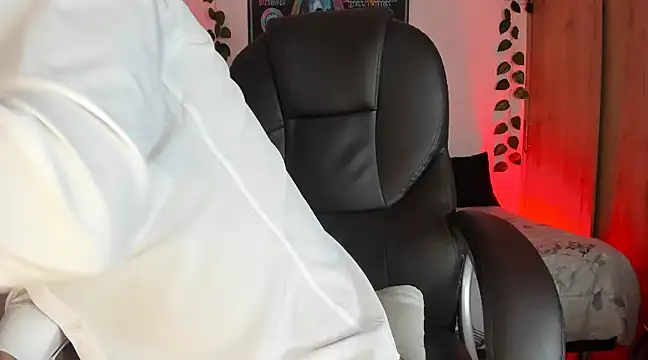 Snapshot of mikee_scooth chatting on 26, 2, 2025 mikee scooth online show from 26, 2, 2025