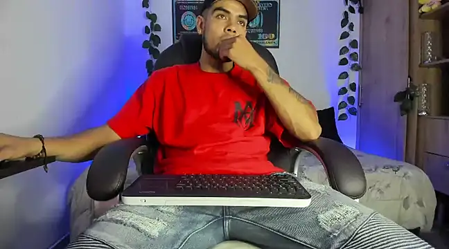 Snapshot of mikee_scooth chatting on 26, 2, 2025 mikee scooth online show from 26, 2, 2025