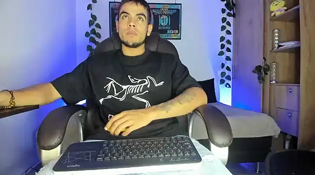 Snapshot of mikee_scooth chatting on 7, 3, 2025 mikee scooth online show from 7, 3, 2025