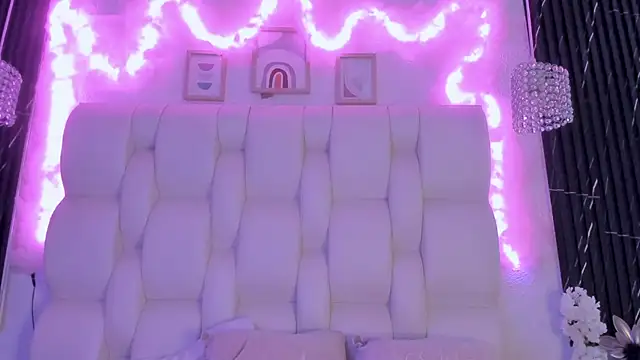 MelodiLovee  online show from 9, 4, 2026