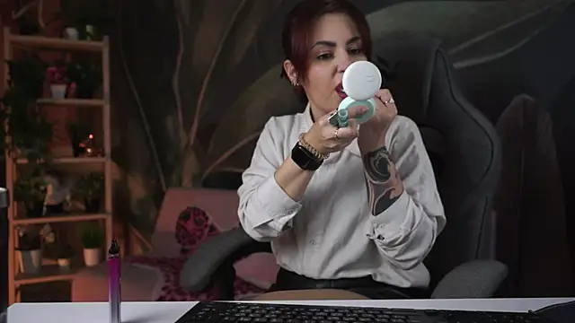 Lana  May online show from 19, 10, 2025