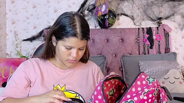 Snapshot of AvrillThomas chatting on 25, 10, 2025 AvrillThomas online show from 25, 10, 2025