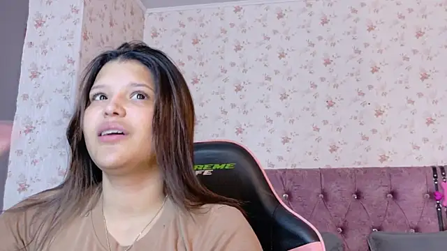 Snapshot of AvrillThomas chatting on 18, 11, 2025 AvrillThomas online show from 18, 11, 2025