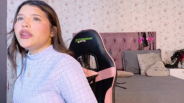 Snapshot of AvrillThomas chatting on 7, 11, 2025 AvrillThomas online show from 7, 11, 2025