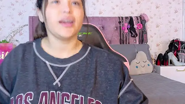 Snapshot of AvrillThomas chatting on 14, 11, 2025 AvrillThomas online show from 14, 11, 2025