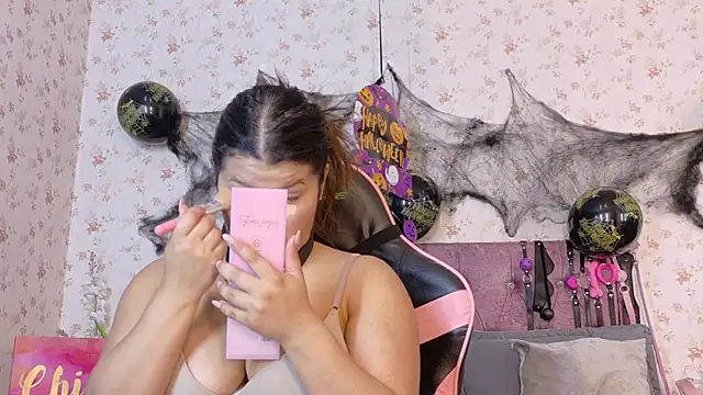 Snapshot of AvrillThomas chatting on 22, 10, 2025 AvrillThomas online show from 22, 10, 2025