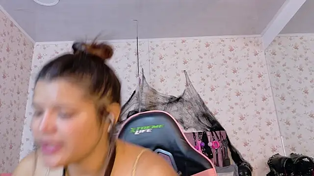 Snapshot of AvrillThomas chatting on 31, 10, 2025 AvrillThomas online show from 31, 10, 2025