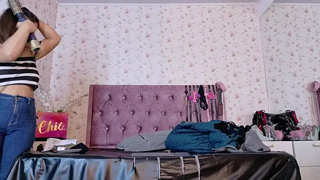 Snapshot of AvrillThomas chatting on 17, 11, 2025 AvrillThomas online show from 17, 11, 2025