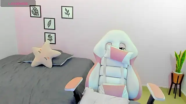 Snapshot of sophie_pazz chatting on 17, 10, 2025 sophie pazz online show from 17, 10, 2025