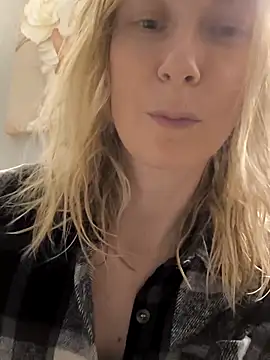 AvelinaLeoni online show from 10, 11, 2025